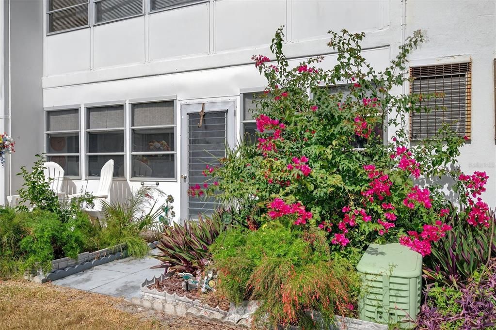 For Sale: $99,999 (2 beds, 1 baths, 874 Square Feet)