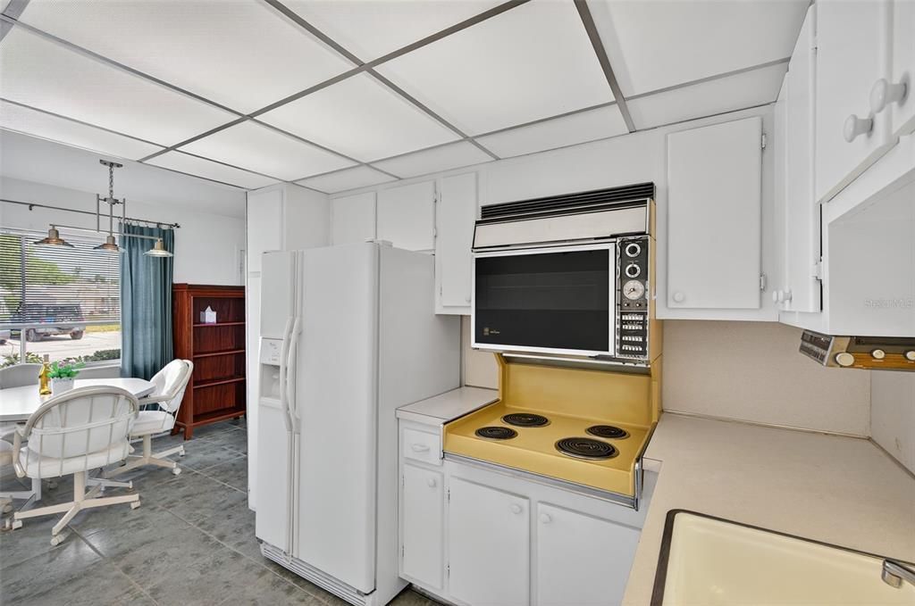 For Sale: $99,999 (2 beds, 1 baths, 874 Square Feet)