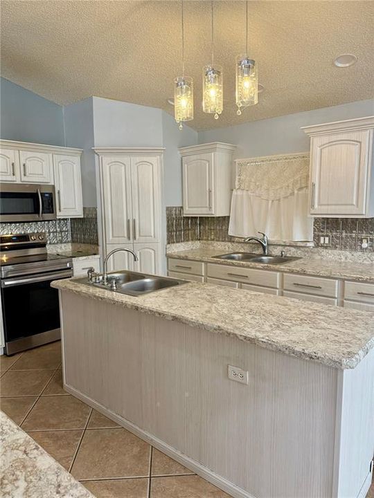 合同活跃: $289,000 (4 贝兹, 2 浴室, 2110 平方英尺)