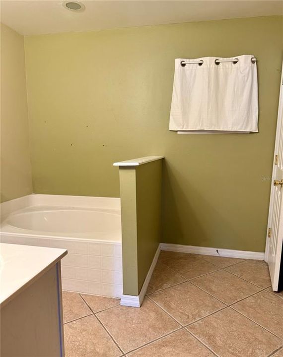 合同活跃: $289,000 (4 贝兹, 2 浴室, 2110 平方英尺)