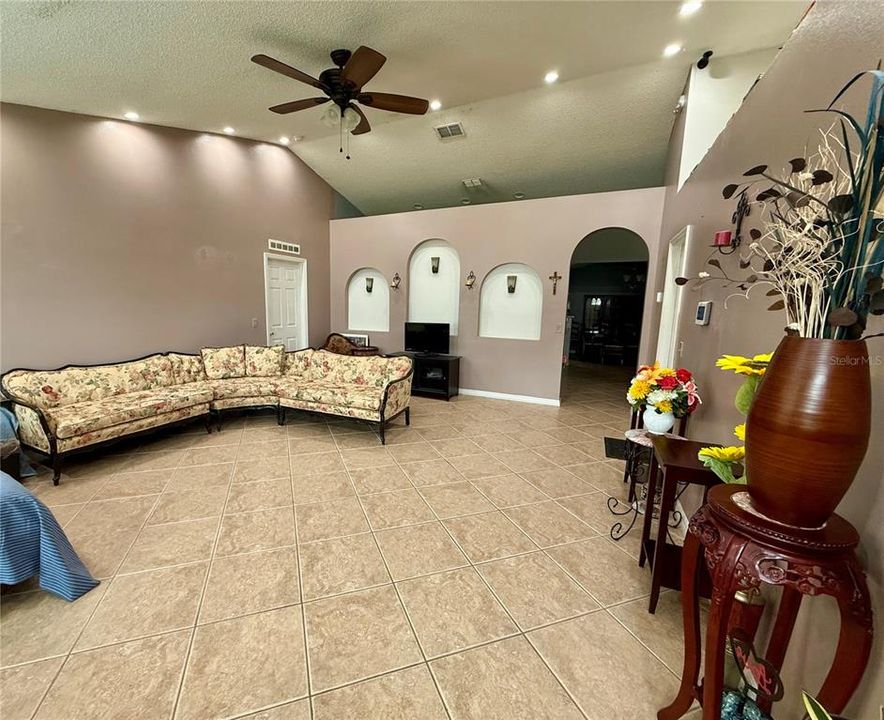 合同活跃: $289,000 (4 贝兹, 2 浴室, 2110 平方英尺)