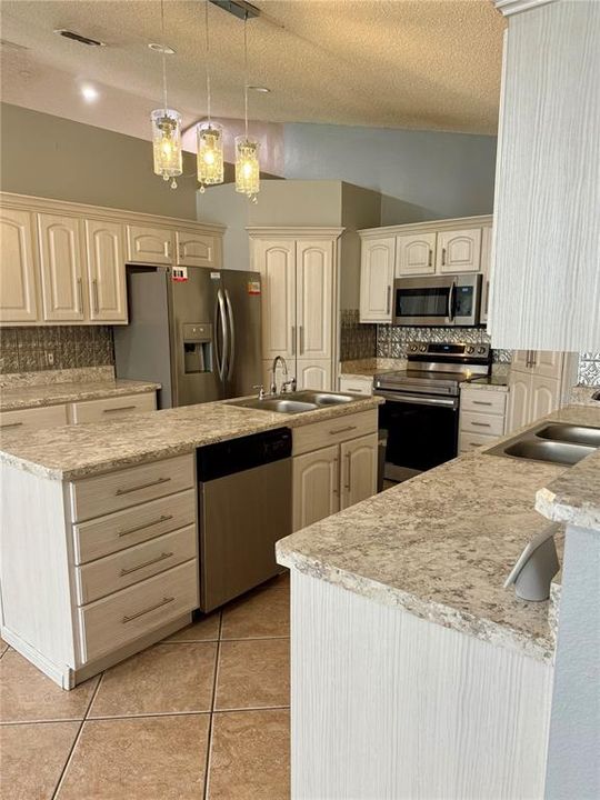 合同活跃: $289,000 (4 贝兹, 2 浴室, 2110 平方英尺)