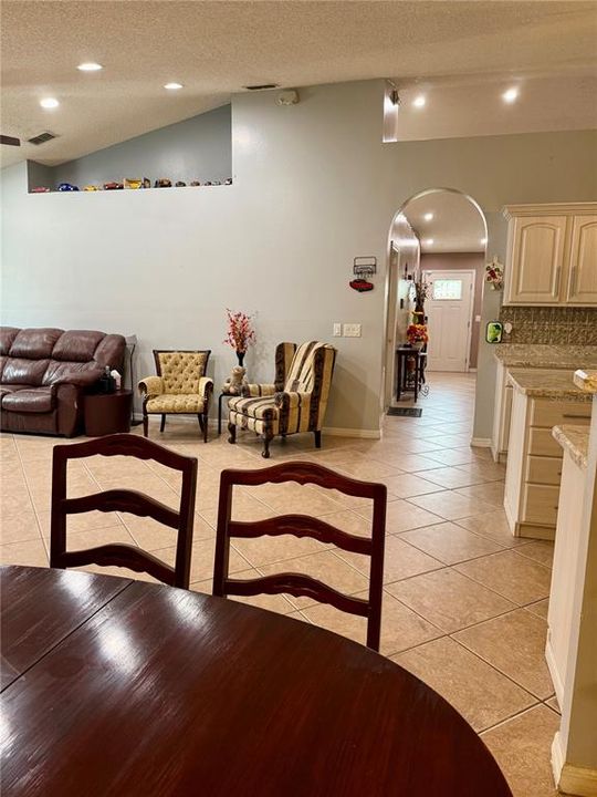 合同活跃: $289,000 (4 贝兹, 2 浴室, 2110 平方英尺)