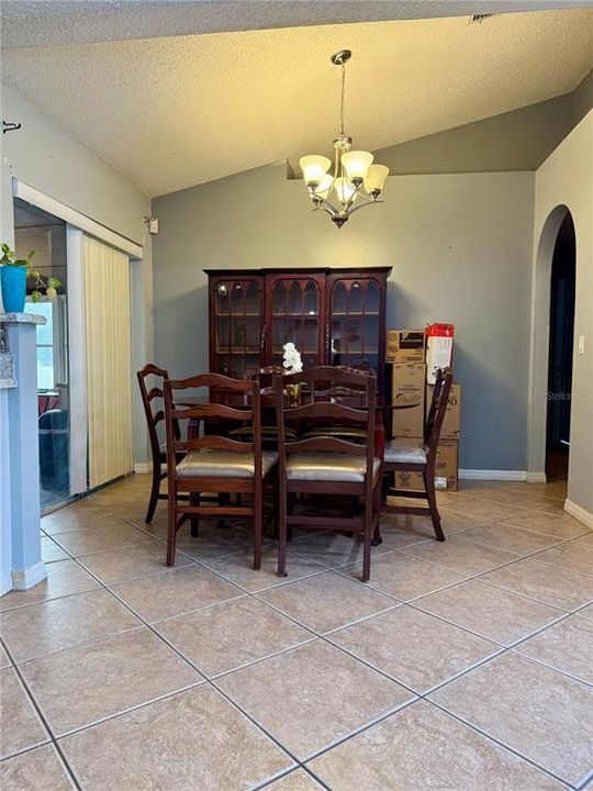 合同活跃: $289,000 (4 贝兹, 2 浴室, 2110 平方英尺)