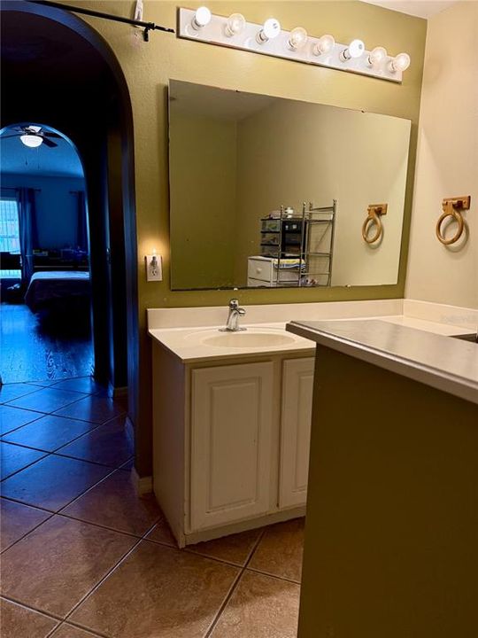 合同活跃: $289,000 (4 贝兹, 2 浴室, 2110 平方英尺)