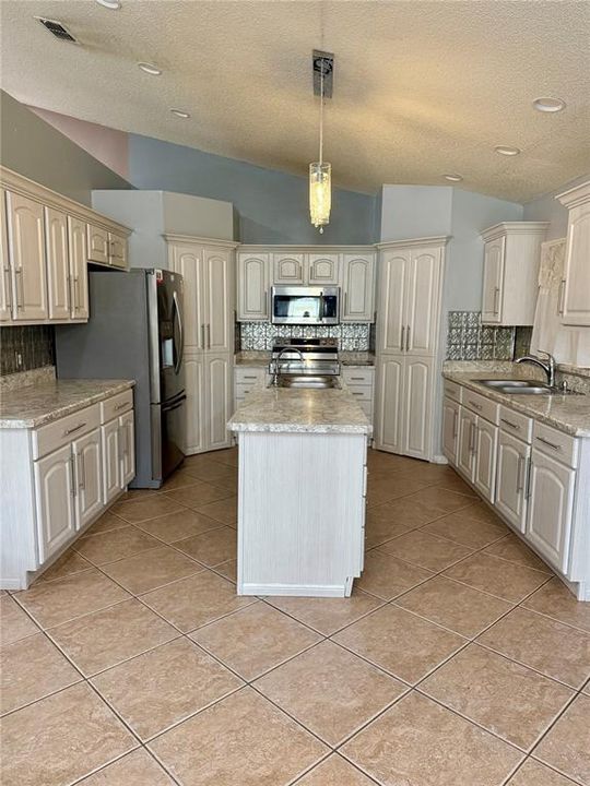 合同活跃: $289,000 (4 贝兹, 2 浴室, 2110 平方英尺)