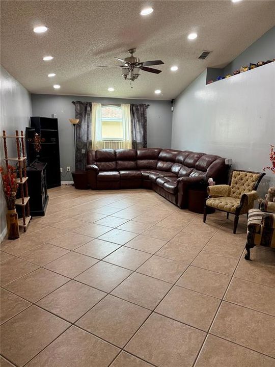 合同活跃: $289,000 (4 贝兹, 2 浴室, 2110 平方英尺)