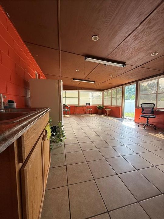 合同活跃: $289,000 (4 贝兹, 2 浴室, 2110 平方英尺)