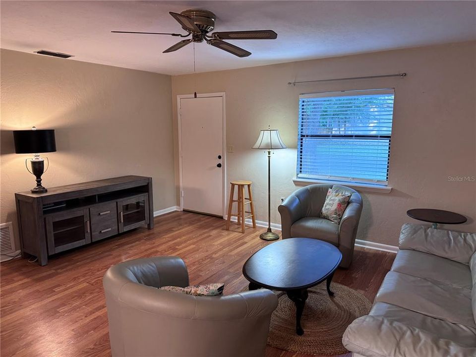 出租: $1,600 (2 贝兹, 1 浴室, 972 平方英尺)