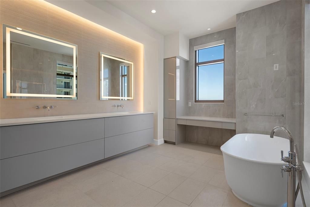 合同活跃: $5,000,000 (3 贝兹, 3 浴室, 3341 平方英尺)