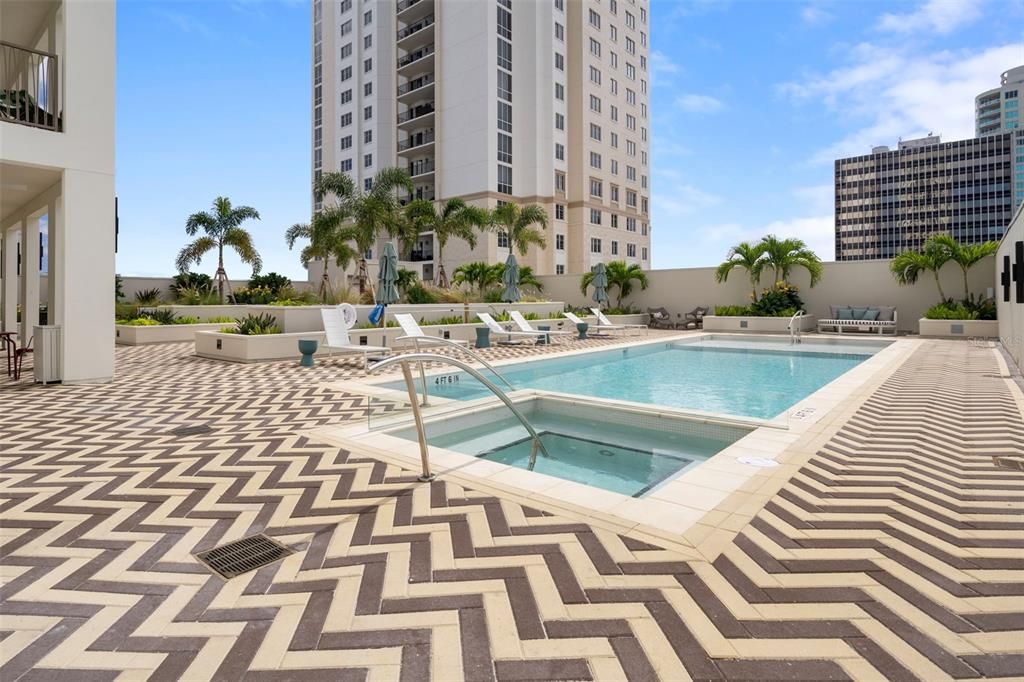 合同活跃: $5,000,000 (3 贝兹, 3 浴室, 3341 平方英尺)