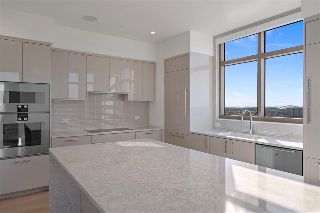 合同活跃: $5,000,000 (3 贝兹, 3 浴室, 3341 平方英尺)