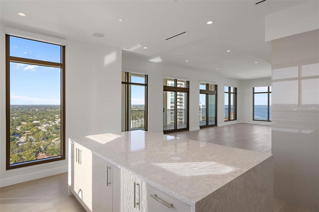 合同活跃: $5,000,000 (3 贝兹, 3 浴室, 3341 平方英尺)