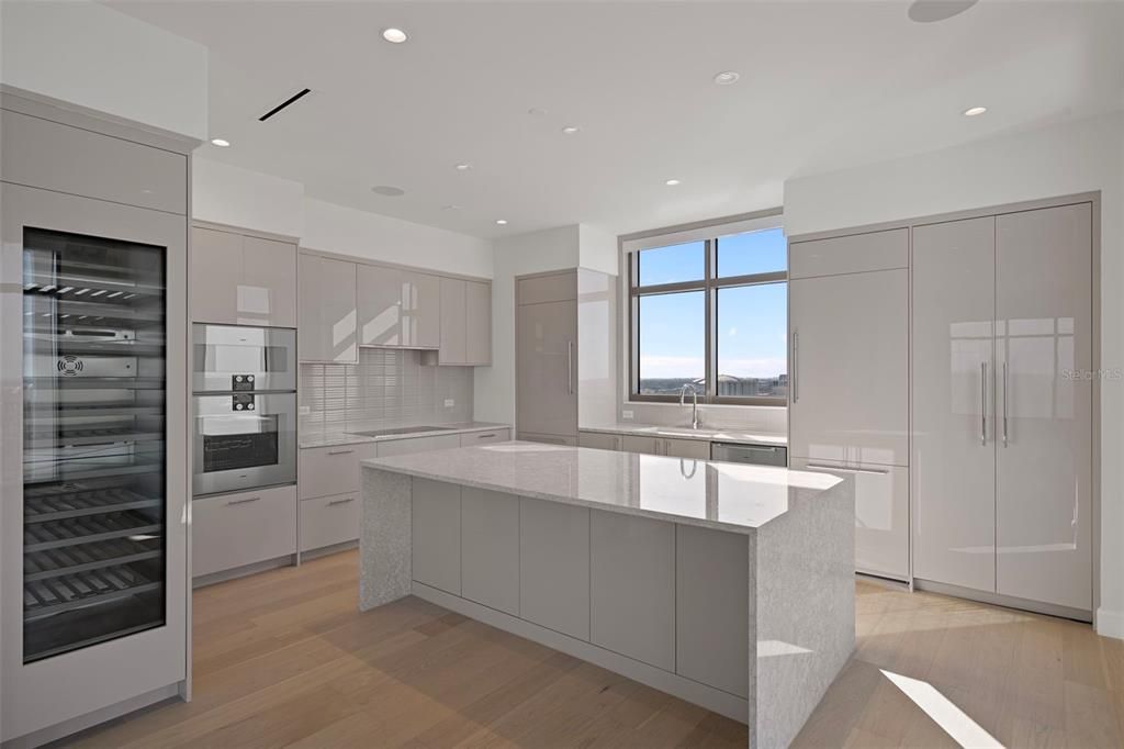 合同活跃: $5,000,000 (3 贝兹, 3 浴室, 3341 平方英尺)