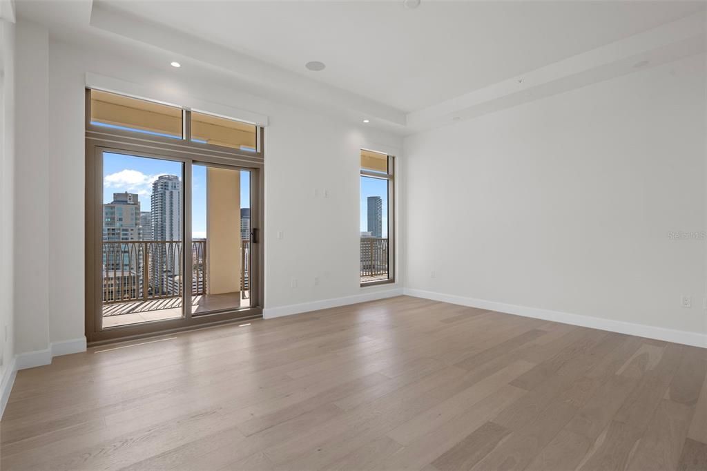 合同活跃: $5,000,000 (3 贝兹, 3 浴室, 3341 平方英尺)