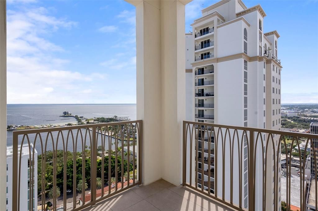 合同活跃: $5,000,000 (3 贝兹, 3 浴室, 3341 平方英尺)