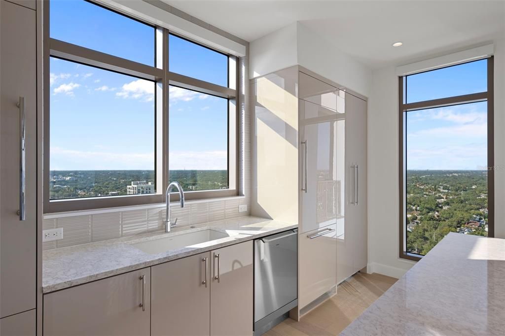 合同活跃: $5,000,000 (3 贝兹, 3 浴室, 3341 平方英尺)