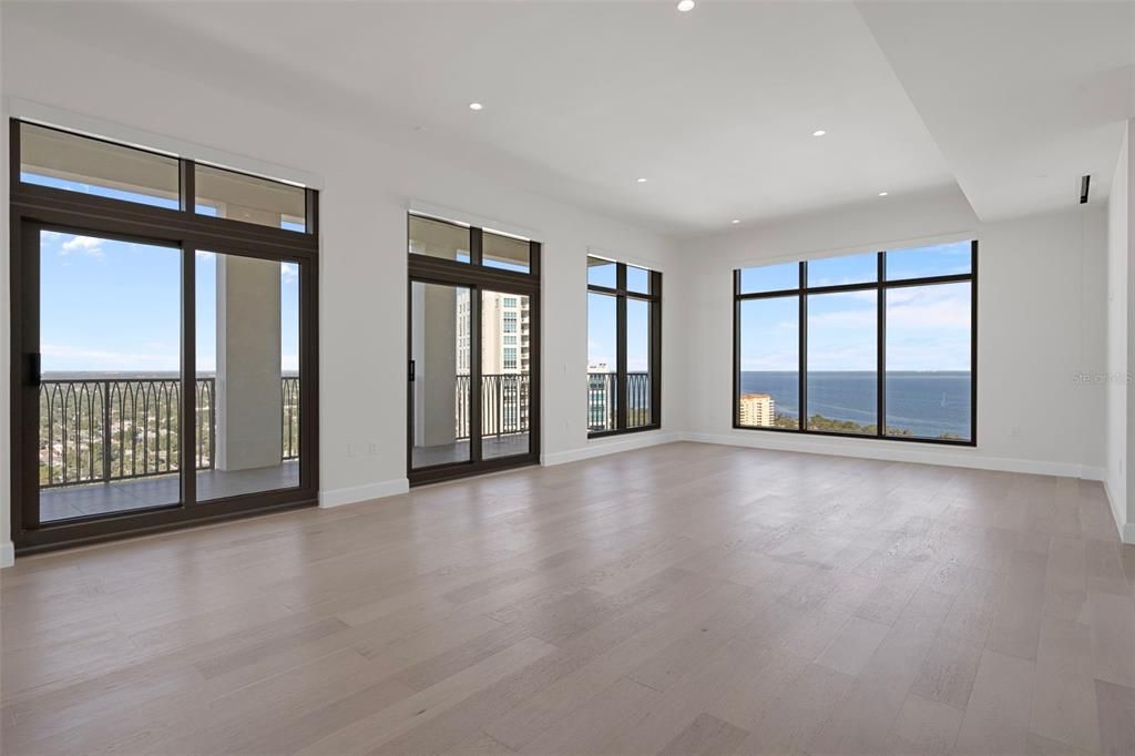 合同活跃: $5,000,000 (3 贝兹, 3 浴室, 3341 平方英尺)