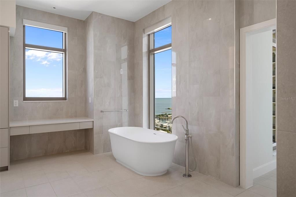 合同活跃: $5,000,000 (3 贝兹, 3 浴室, 3341 平方英尺)