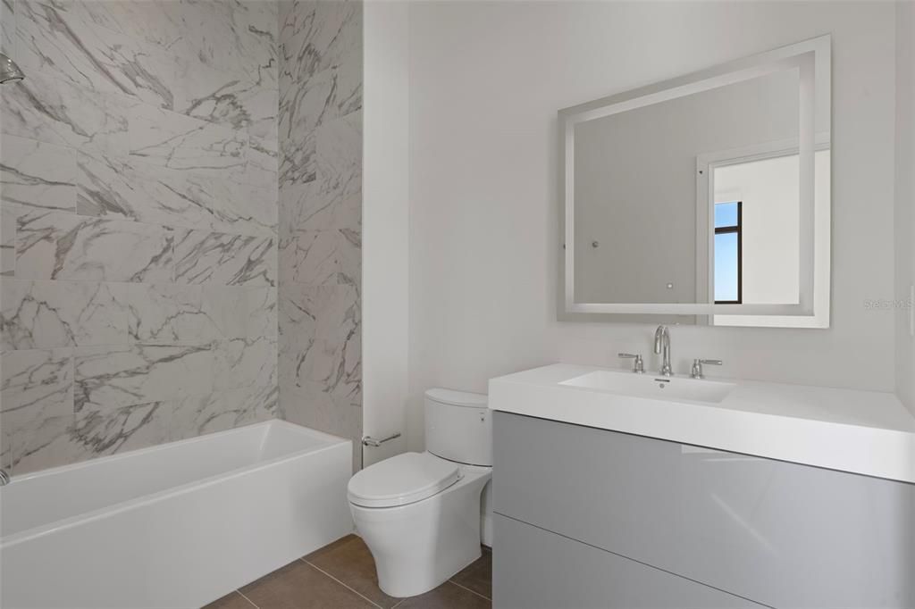 合同活跃: $5,000,000 (3 贝兹, 3 浴室, 3341 平方英尺)