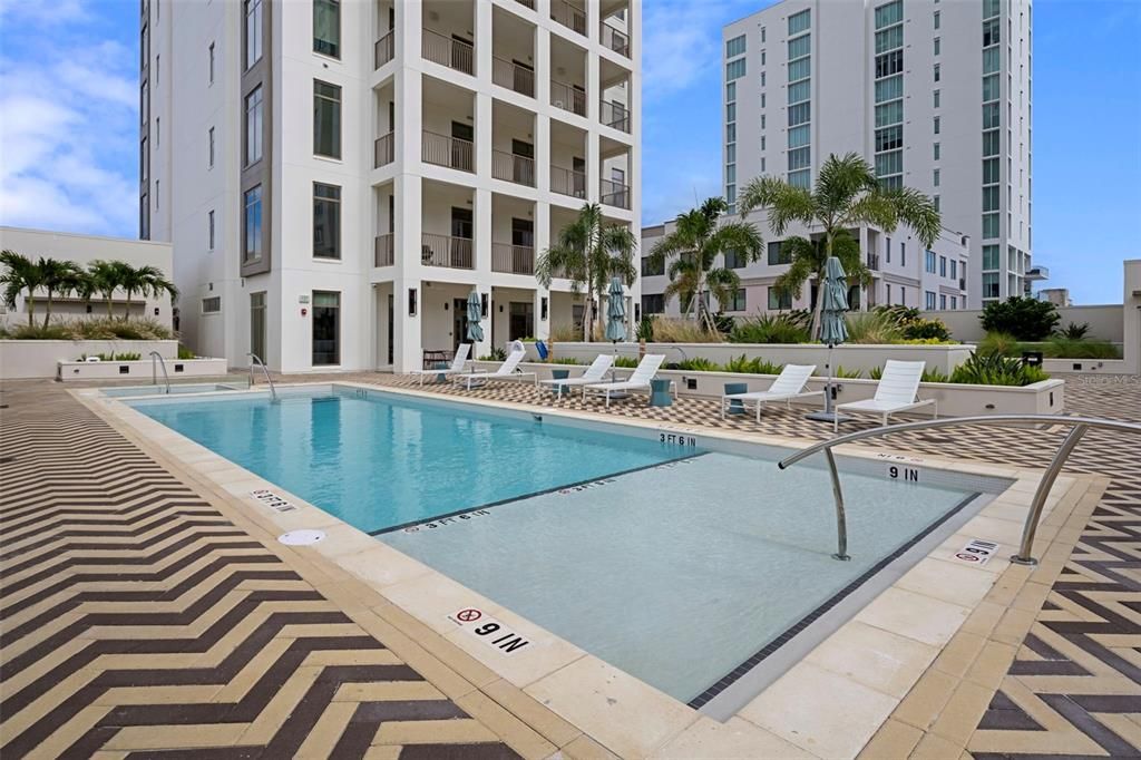 合同活跃: $5,000,000 (3 贝兹, 3 浴室, 3341 平方英尺)