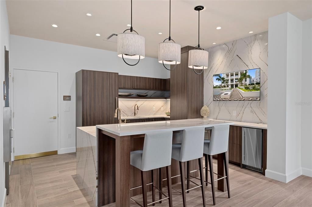 合同活跃: $5,000,000 (3 贝兹, 3 浴室, 3341 平方英尺)