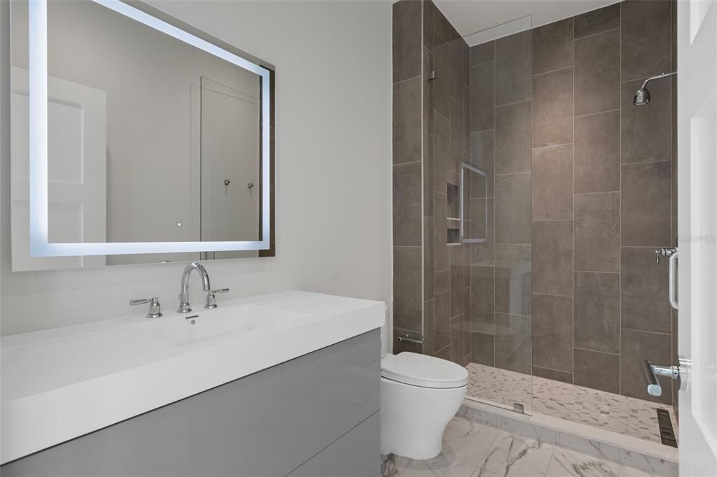 合同活跃: $5,000,000 (3 贝兹, 3 浴室, 3341 平方英尺)