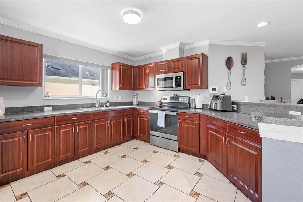 For Sale: $320,000 (4 beds, 2 baths, 1612 Square Feet)