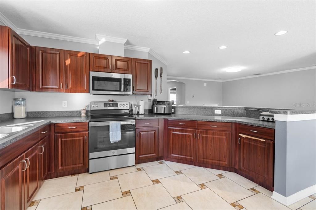 For Sale: $320,000 (4 beds, 2 baths, 1612 Square Feet)