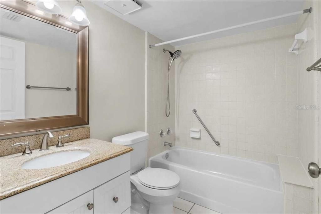 For Sale: $195,000 (2 beds, 2 baths, 1038 Square Feet)