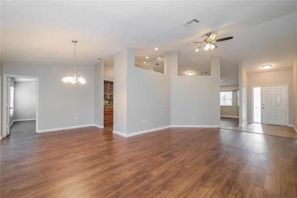 出租: $1,895 (4 贝兹, 2 浴室, 1972 平方英尺)