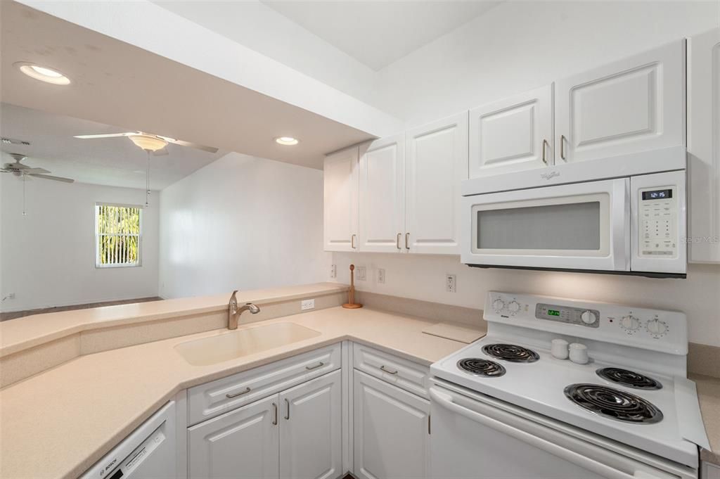 For Sale: $349,900 (3 beds, 2 baths, 1613 Square Feet)