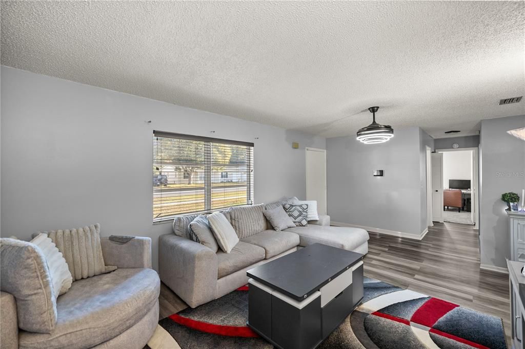 На продажу: $219,900 (2 спален, 1 ванн, 1067 Квадратных фут)