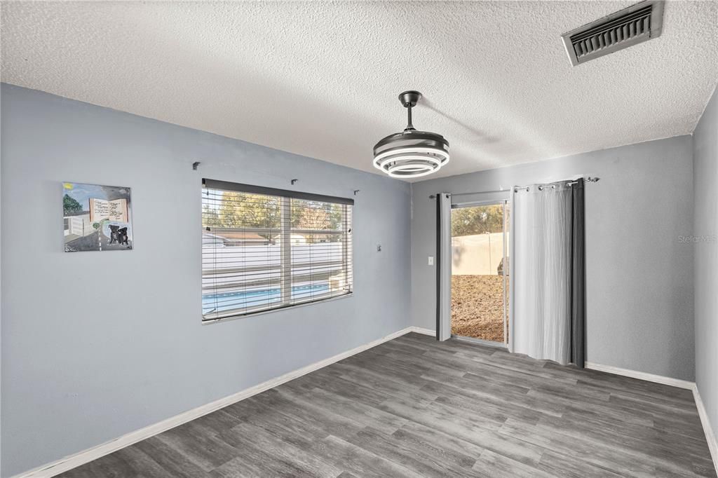 На продажу: $219,900 (2 спален, 1 ванн, 1067 Квадратных фут)