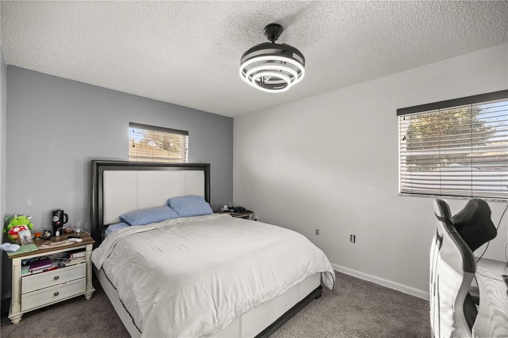 На продажу: $219,900 (2 спален, 1 ванн, 1067 Квадратных фут)