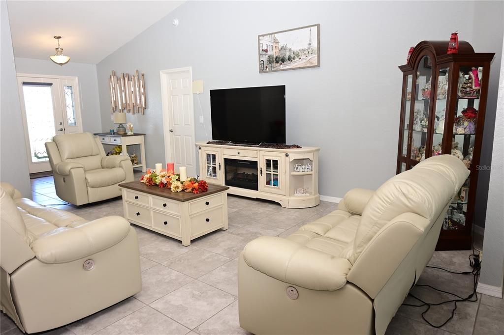 For Sale: $399,900 (4 beds, 2 baths, 1883 Square Feet)