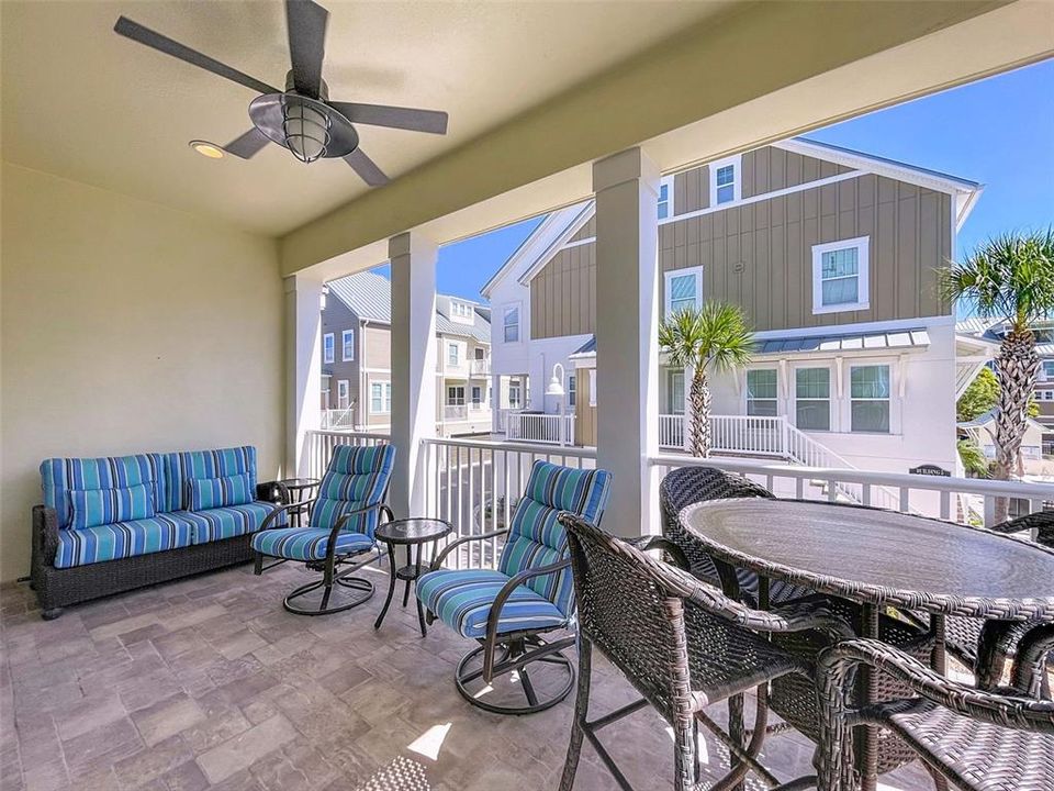 合同活跃: $1,049,950 (3 贝兹, 2 浴室, 1874 平方英尺)