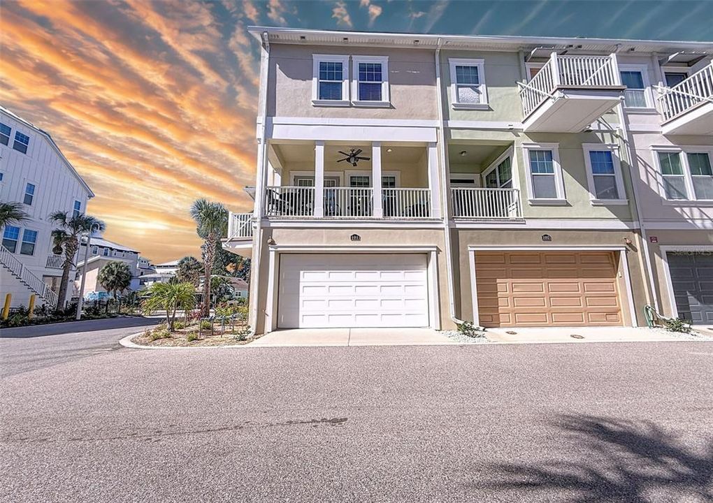 合同活跃: $1,049,950 (3 贝兹, 2 浴室, 1874 平方英尺)