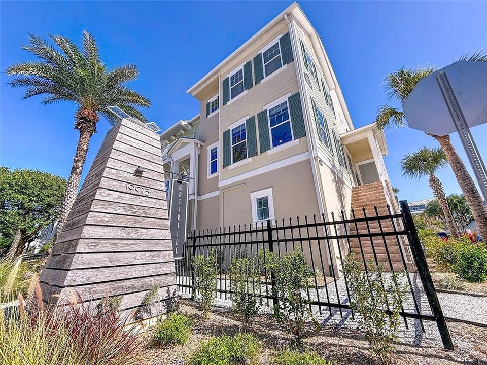 合同活跃: $1,049,950 (3 贝兹, 2 浴室, 1874 平方英尺)