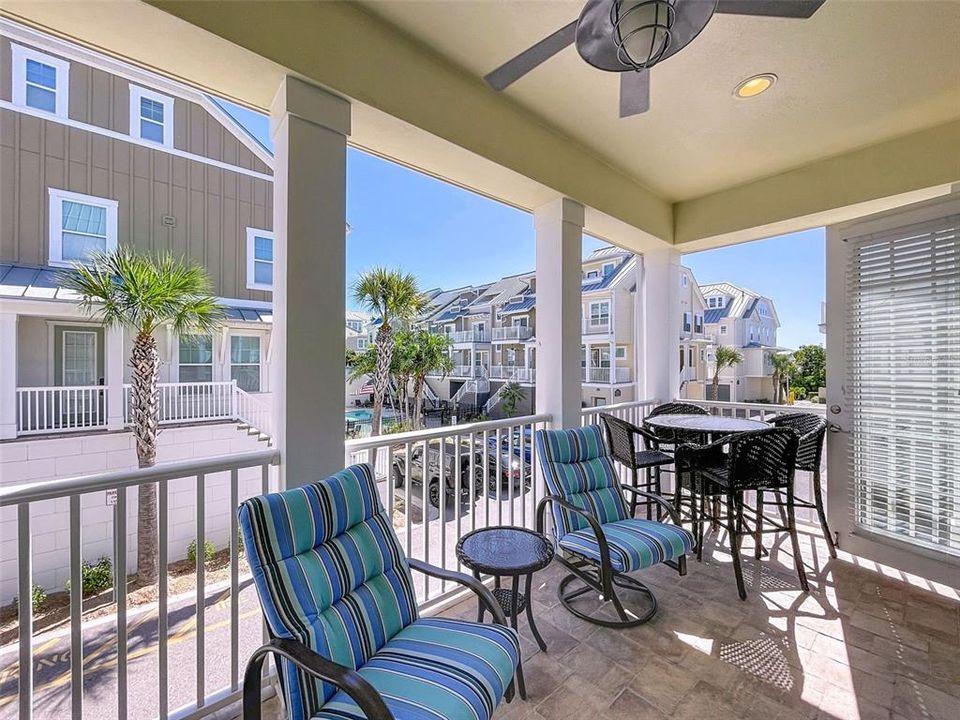 合同活跃: $1,049,950 (3 贝兹, 2 浴室, 1874 平方英尺)