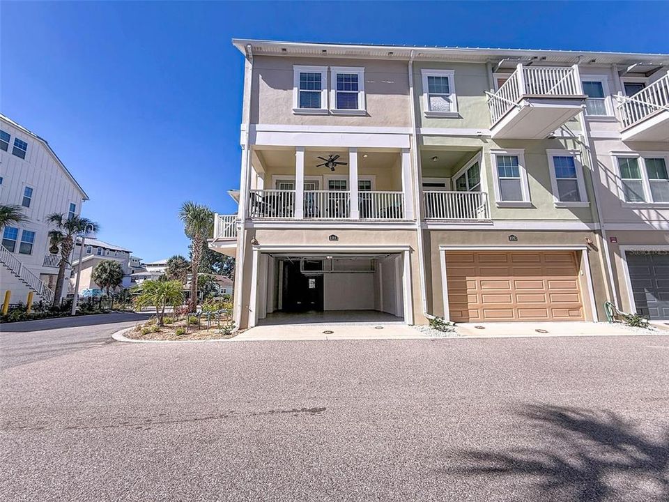 合同活跃: $1,049,950 (3 贝兹, 2 浴室, 1874 平方英尺)