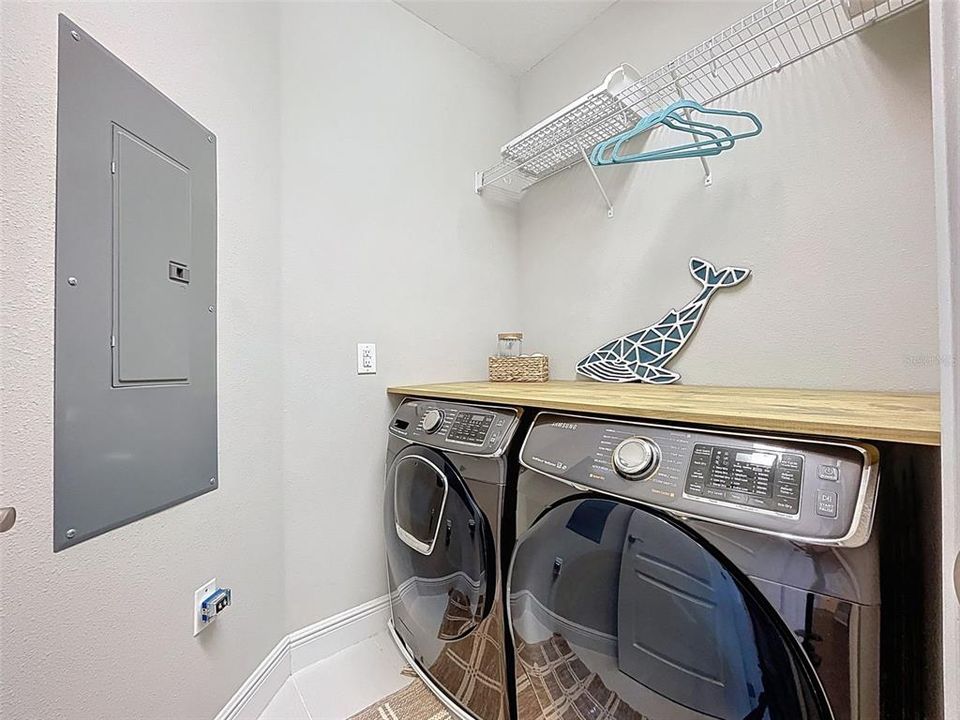 合同活跃: $1,049,950 (3 贝兹, 2 浴室, 1874 平方英尺)