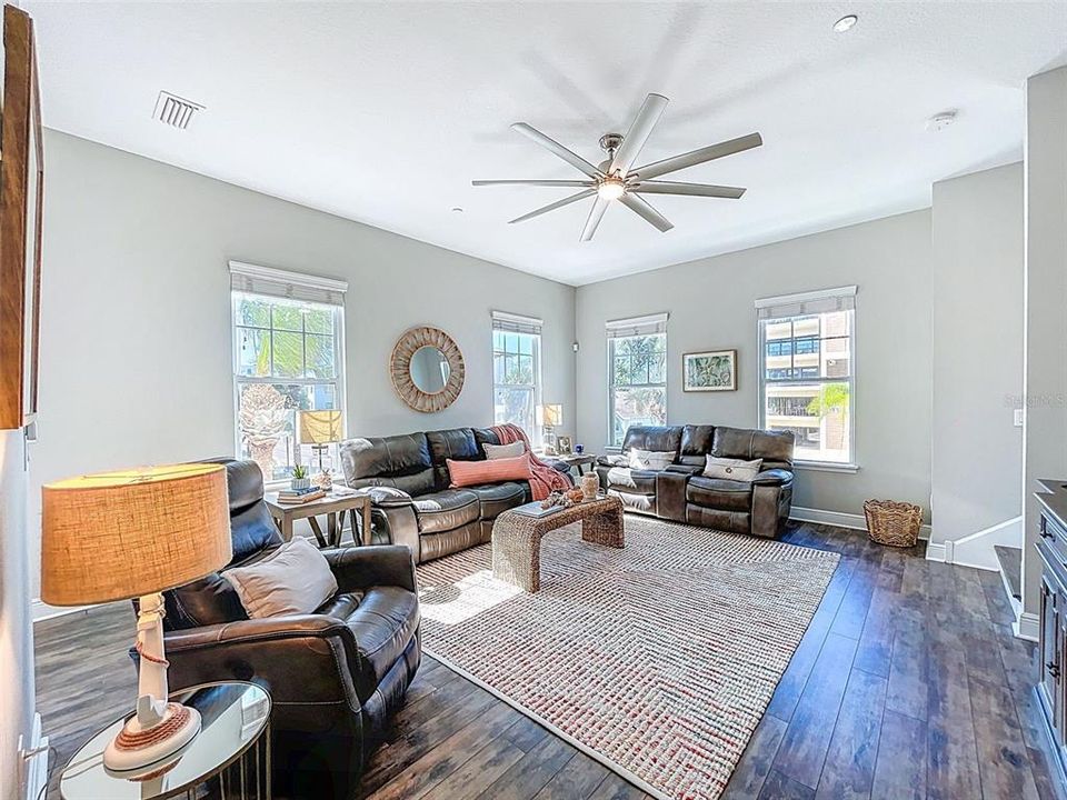 合同活跃: $1,049,950 (3 贝兹, 2 浴室, 1874 平方英尺)