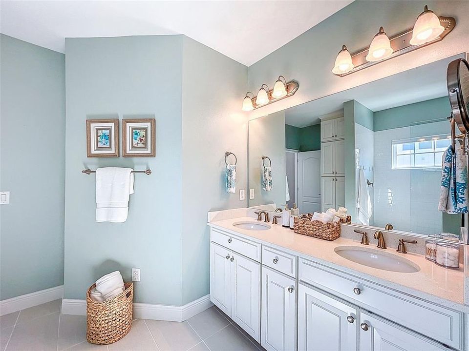 合同活跃: $1,049,950 (3 贝兹, 2 浴室, 1874 平方英尺)