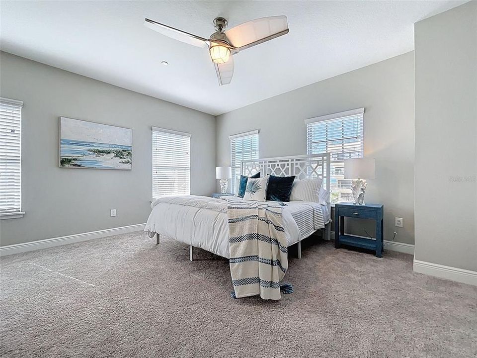 合同活跃: $1,049,950 (3 贝兹, 2 浴室, 1874 平方英尺)