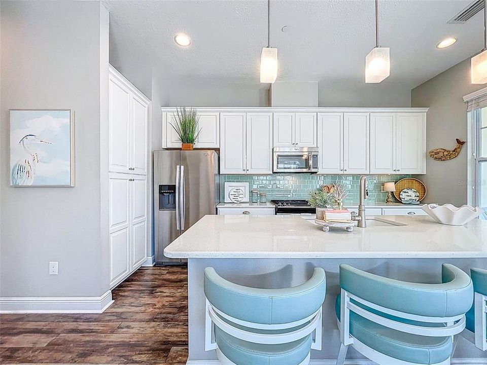 合同活跃: $1,049,950 (3 贝兹, 2 浴室, 1874 平方英尺)