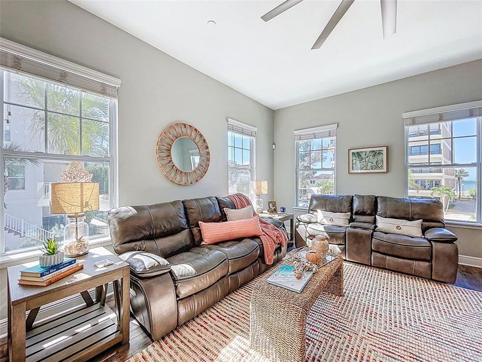 合同活跃: $1,049,950 (3 贝兹, 2 浴室, 1874 平方英尺)