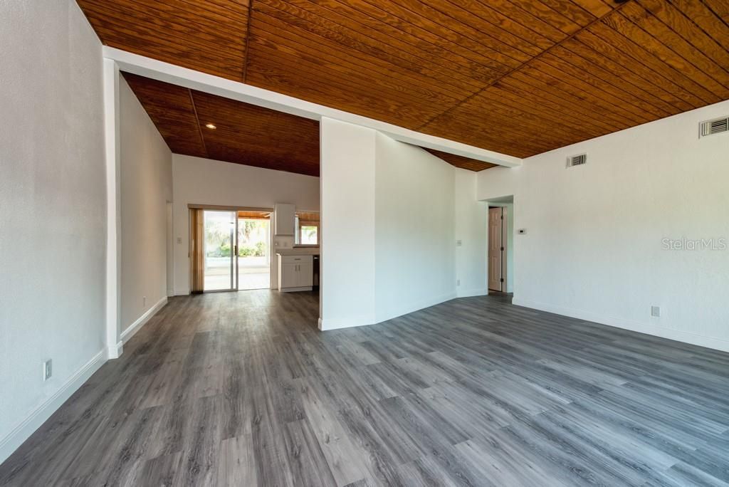 Active With Contract: $500,000 (4 beds, 3 baths, 1892 Square Feet)