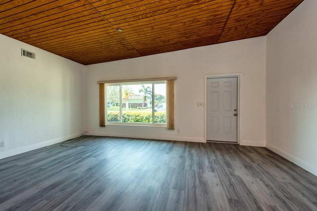 Active With Contract: $500,000 (4 beds, 3 baths, 1892 Square Feet)