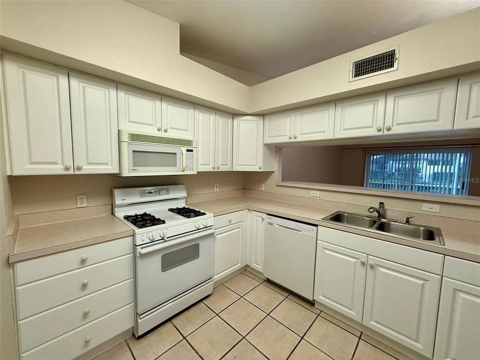 For Sale: $295,450 (2 beds, 2 baths, 1224 Square Feet)